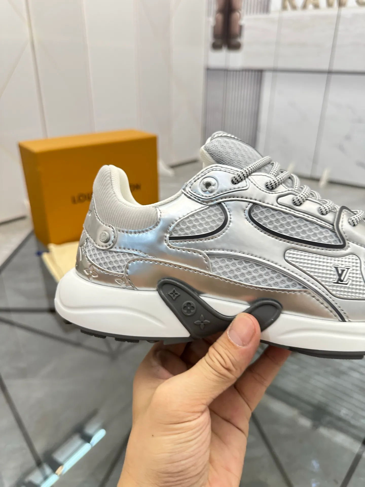 Men's shoes: 💰P660¥ Top quality Product trademark: LV* "Louis Vuitton*" low-top casual shoes Regular size: 35-44 (can be customized to 45.46) Couple style Product materials: Upper imported cowhide stitching original material, breathable lining, original outsole. Number: H218